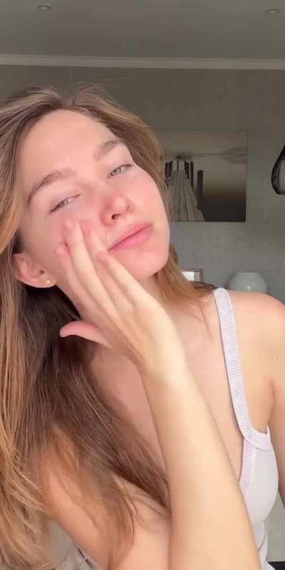 P&Uuml;SY on Anastasia&rsquo;s face