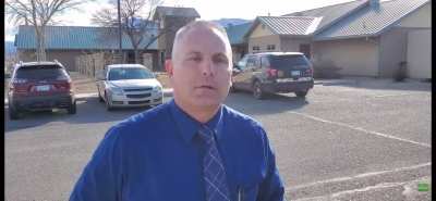 This guy talks to a police officer like a police officer
