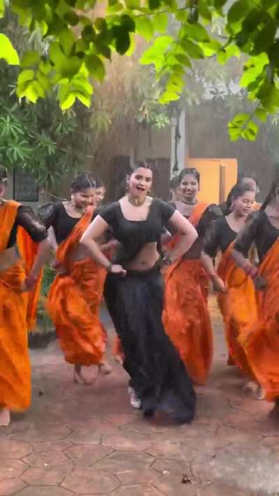 Bhojpuri actress dancing in rain