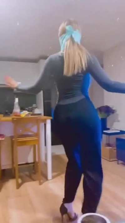 Hande Sarıoğlu (oryantalist k&uuml;lt&uuml;rle b&uuml;y&uuml;m&uuml;ş arkadaşlara şiddetle tavsiye ediyorum)