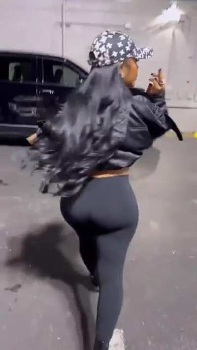 she looks so damn juicy 👅