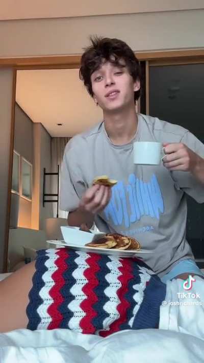 Gabi&rsquo;s 🍑 being used as a table (Josh&rsquo;s TT)