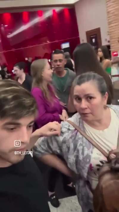 No começo eu pensei q era os amigo dele e ele tava de vela lkkkkkkkkkkkkk