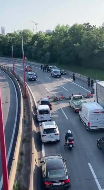 So kann eine Rettungsgasse trotz Stra&szlig;enblockade funktionieren.
