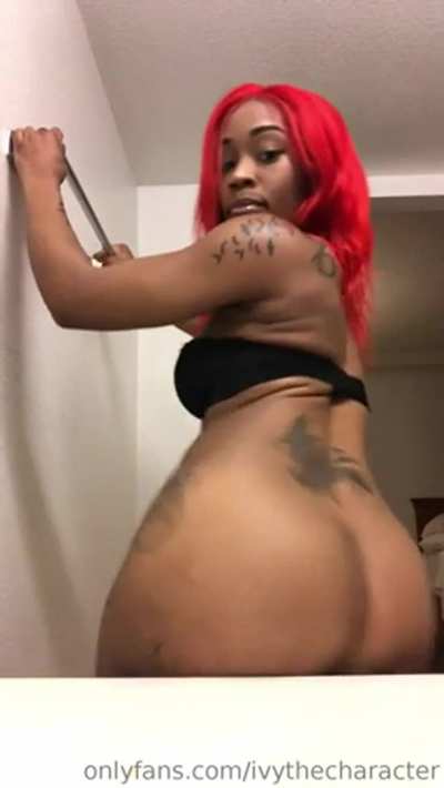 Twerk that ass for daddy baby 😜