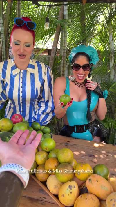 Fruit ladies 😅🍍