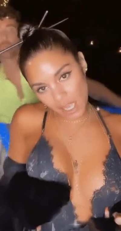 Vanessa Hudgens playing with her tits 🥵🤤