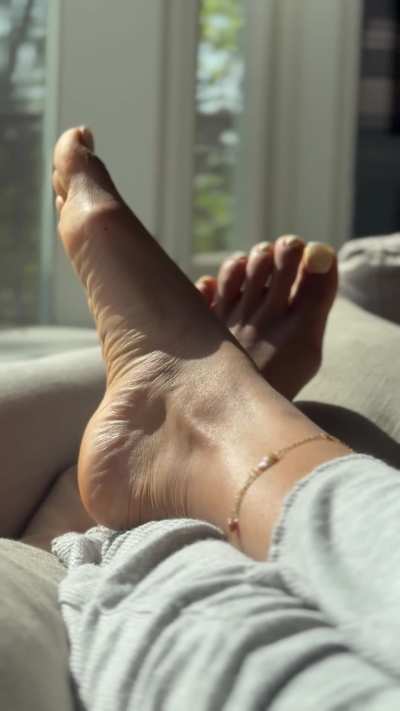 Indulge in my feet footboy🥰