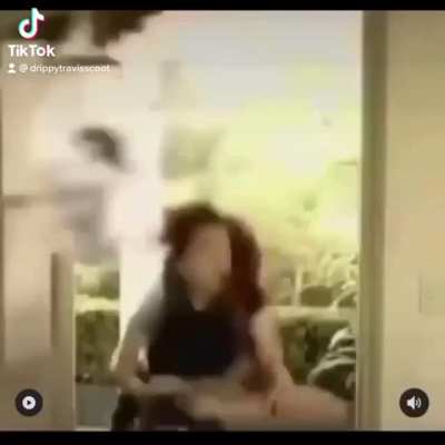 Dog goes ny&ocirc;m