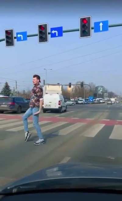 This man&rsquo;s way of passing the time at a red light