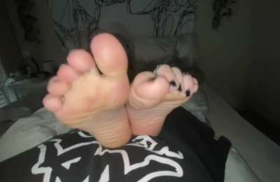 do you think he&rsquo;s obsessed with my feet ? 🤭