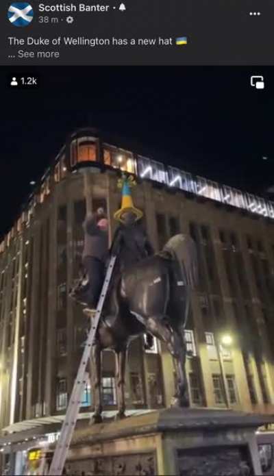 DukeOfWellington Statue in Glasgow 🏴󠁧󠁢󠁳󠁣󠁴󠁿 typically known for its Traffic Cone tradition gets a new Coloured Cone 🇺🇦!👍🏽(bravo Gary_McWhirter)