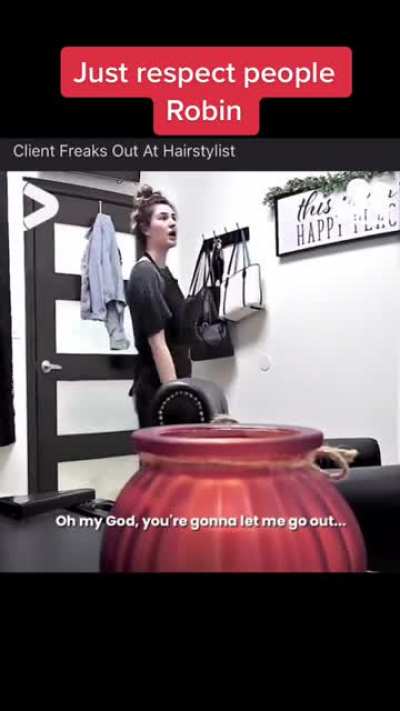 WCGW treating badly a hairdresser. Btw, the hairdresser dealt it pretty fuckin amazingly.