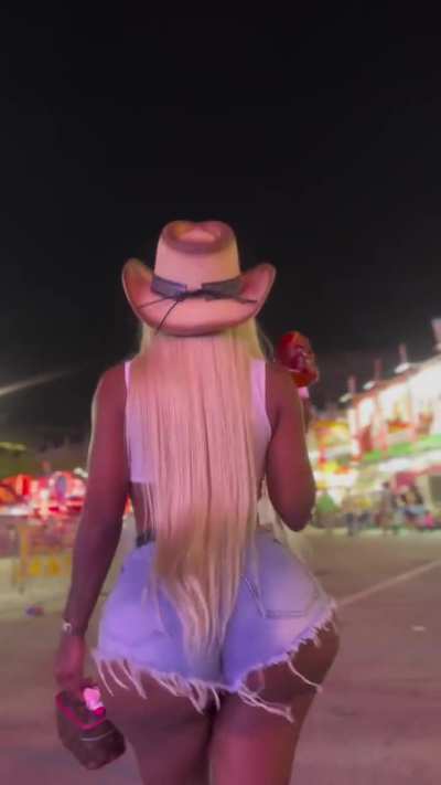 I gotta make it out there to that Houston rodeo. It&rsquo;s so much ass out there 😍