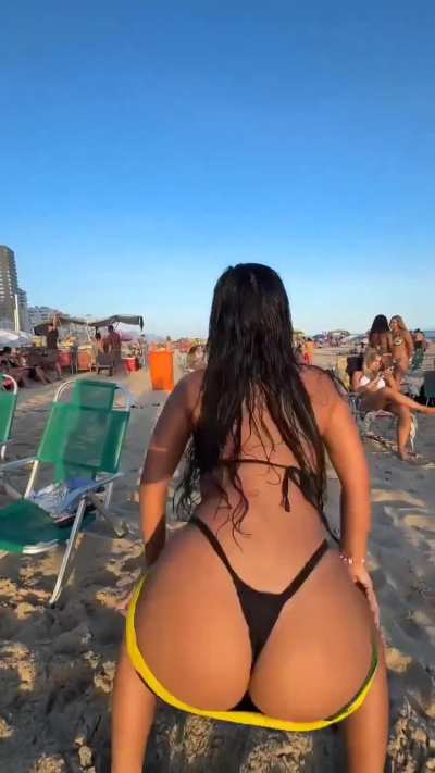 Dan&ccedil;ando na praia de bikini - @?