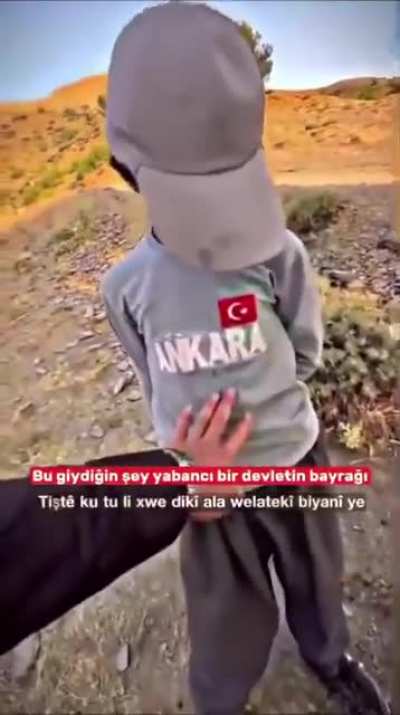 Elektrik faturalarını T&uuml;rkler &ouml;der, devlet doktor-&ouml;ğretmen g&ouml;nderir d&ouml;ver &ouml;ld&uuml;r&uuml;rler. Devlet konser d&uuml;zenler saldırırlar. Sorsan fakirdir, yardım alır ama en l&uuml;ks ara&ccedil;lara binerler, d&uuml;ğ&uuml;nlerde kilo kilo altın takarlar. Ama sorsan mağdurdurlar