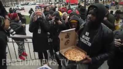 BLM Protesters shared a pizzas with Rittenhouse Supporters and spoke of unity outside of Kenosha court house