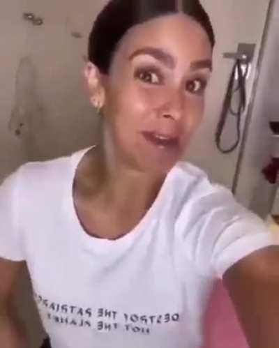 Que graciosa esta mujer jajaja