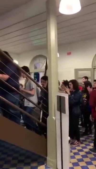 Petistas invadem igreja em SC: Com bandeiras do comunismo, o ajuntamento gritou as palavras de ordem &ldquo;ocupar e resistir&rdquo;. Em outro momento, o grupo bradou que &ldquo;os estudantes n&atilde;o aceitam opress&atilde;o&rdquo; e &ldquo;ele n&atilde;o&rdquo;, para referir-se ao presidente Jair Bolsonaro.