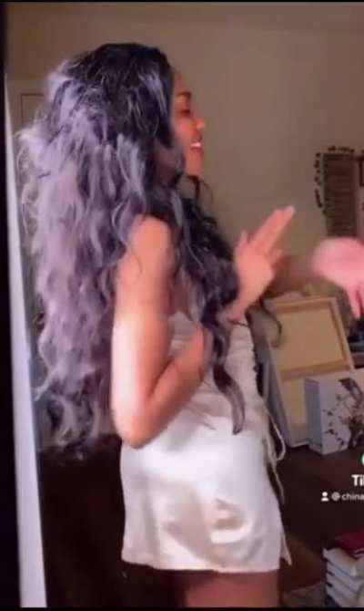 China @chinamcclain (so sexy how she&rsquo;s swinging her hips and throwing it🍑)
