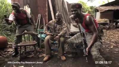 Macaco da Cia Surpreende Soldados (ou militares nsei a diferen&ccedil;a) do Oeste Africano