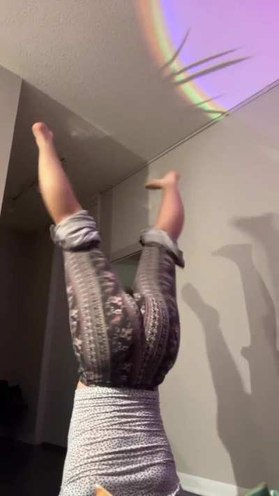 The hand-stand is crazy 🤯