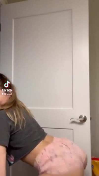 Look at the white girl twerk