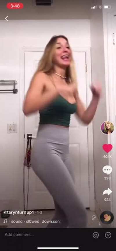 A gorgeous blonde thot that we love