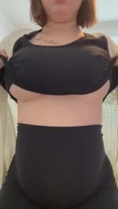 [OC] 25f natural, pregnant titty drop. That jiggle!
