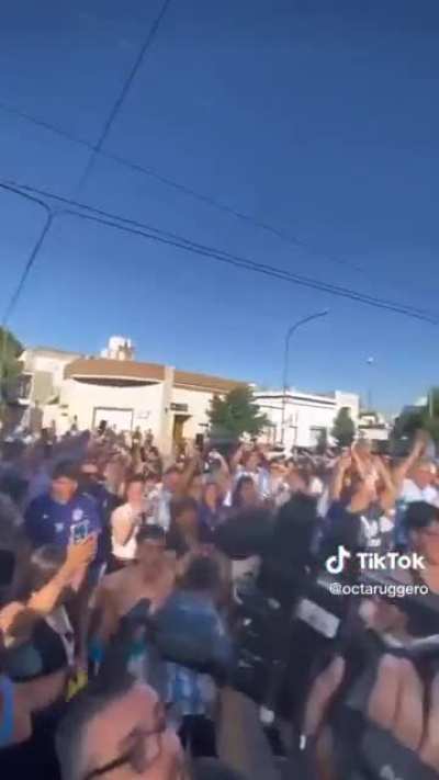 Ya mismo, un pasaje a Qatar para LA ABUELA LALA LALA LA