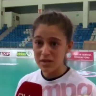 13 yaşındaki Şanlıurfalı minik hentbol oyuncusu Merve Akpınar: "Sen kızsın, şort giyemezsin, erkeklerin yanında oynayamazsın diyerek beni dışladılar. O zaman kendime bir s&ouml;z verdim. 'K&ouml;y&uuml;mdeki kız &ccedil;ocuklarının kaderini değiştireceğim' dedim."