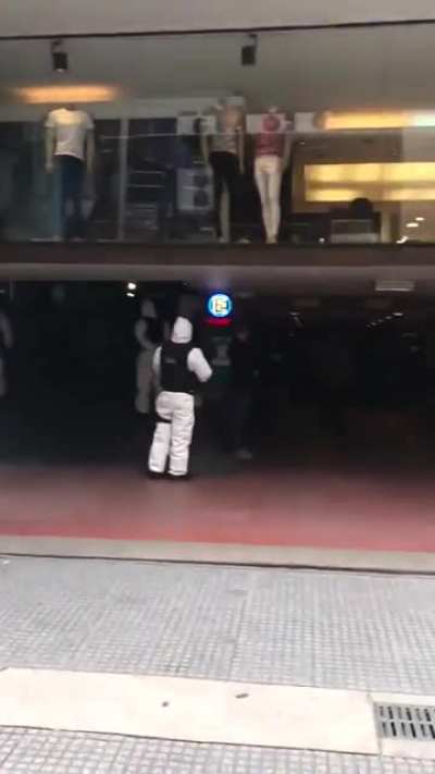[VIDEO] Operativo tenazas de Gendarmería entrando simultaneamente con ametralladoras en decenas de cuevas del microcentro para frenar el dolar blue