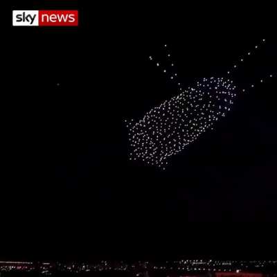 Sesenta a&ntilde;os despu&eacute;s del hist&oacute;rico vuelo de Yuri Gagarin, 500 drones iluminaron el cielo nocturno en la ciudad de Novgorod para recrear la historia espacial ruso-sovi&eacute;tica.