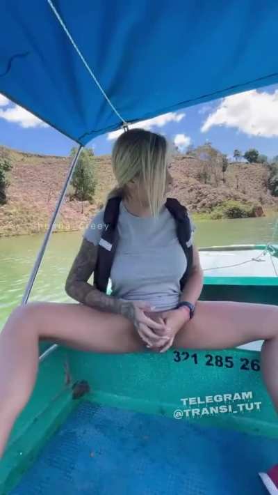 Imagine seeing her on your boat ride