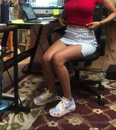 Getting distracted at work 🥵Would you be able to resist ?