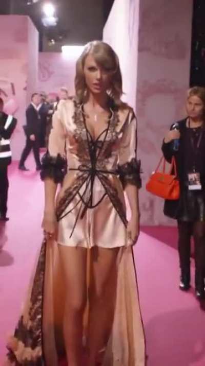 Her strut