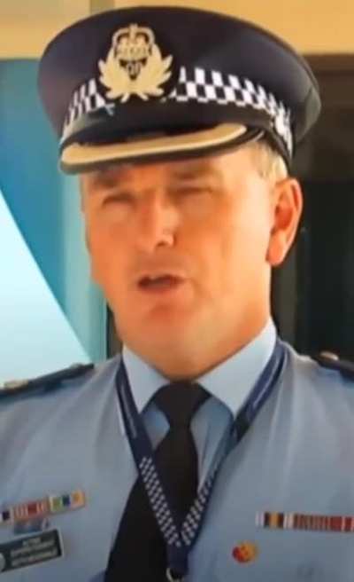 High ranking Australian Police officer responds to honking car interrupting his press conference in very Australian way.