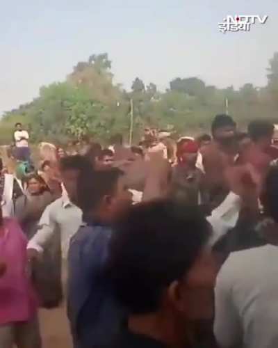 Citizens politely reminding Policewoman (twice) that it's not nice to slap civilians and she's not authorised to do so. Tikamgarh, Madhya Pradesh.