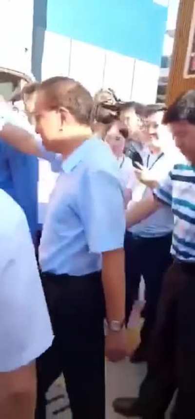 有人高喊：&ldquo;总理快来和我握个手，让我装个逼&rdquo;。总理来和他握了手说：&ldquo;装逼成功了吗。&rdquo;
