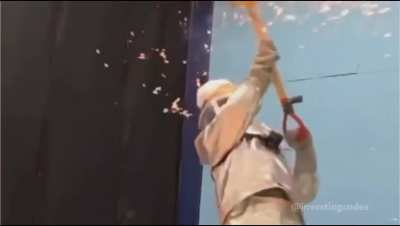 Splatting molten metal