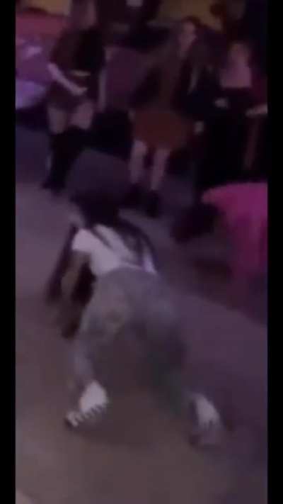 qualidade ruim mas oque importa &eacute; ver ela rebolando esse rabo