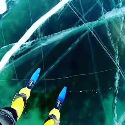 El hielo esmeralda del lago Baikal se est&aacute; agrietado (sonido)