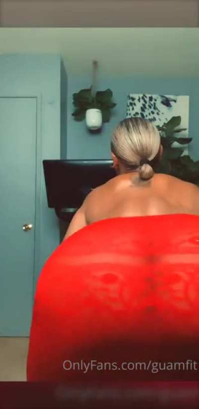 Shawty lightskin tatted, ass phat so I grabbed it