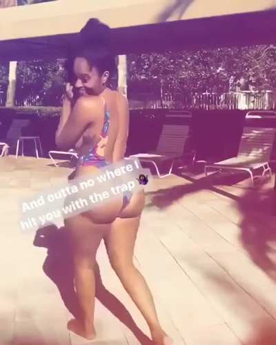 She Knows What She&rsquo;s Doing 🍑