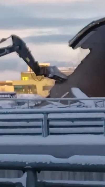 Pesky mechasauruses eating up the buildings >:(