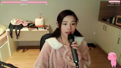 Girl sing Erika
