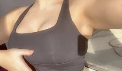 The sun makes me horny! Enjoy my titty drop 😏🧡
