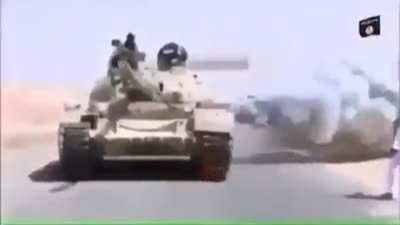 Hassassan a&ccedil;ma Adamin &uuml;zerinden tank ge&ccedil;iyor
