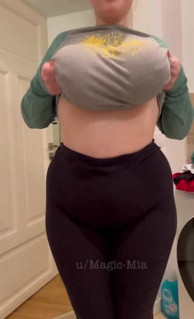 It&rsquo;s a Bird...It&rsquo;s a Plane&hellip;it&rsquo;s me dropping my big boobs for you