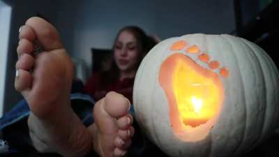 Let&rsquo;s watch Halloween movies while you massage and worship my feet